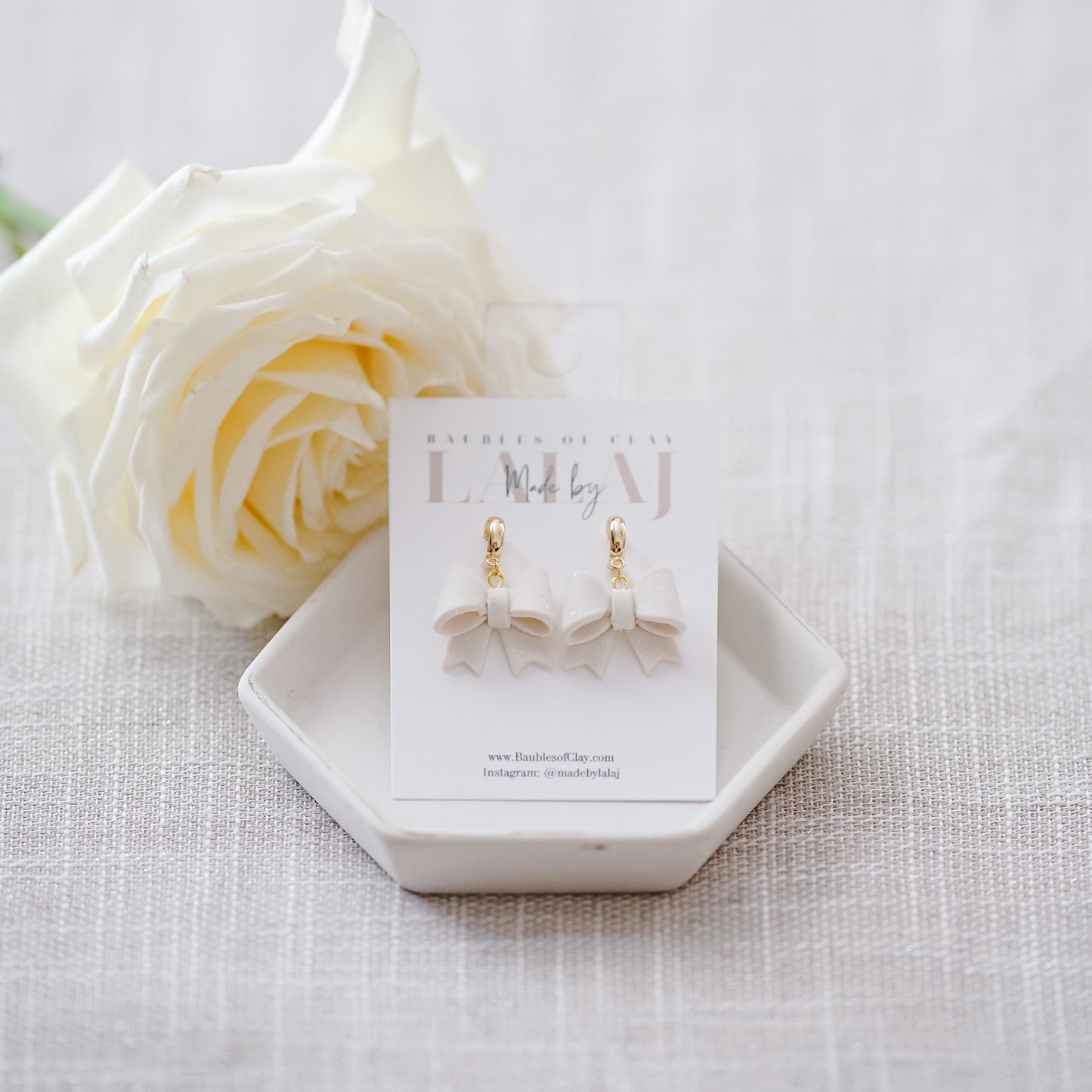 Bow Huggies, White